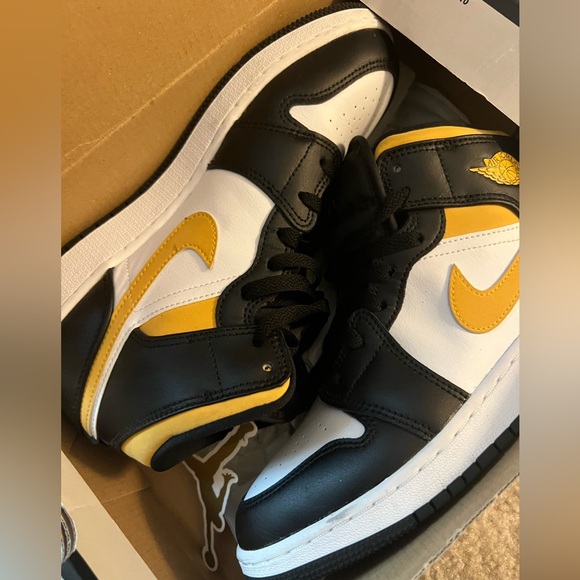 Jordan Air Force Yellow Air Force Jordan/ (size 6y